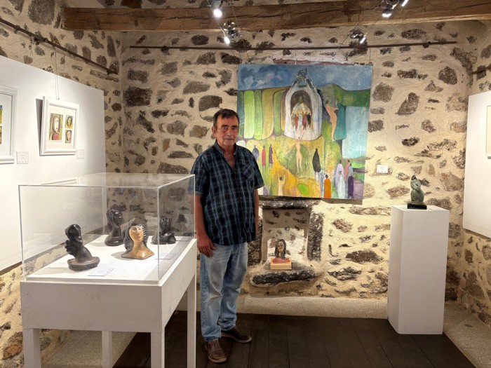 Imagen de Jorge Lencero con parte de su obra expuesta