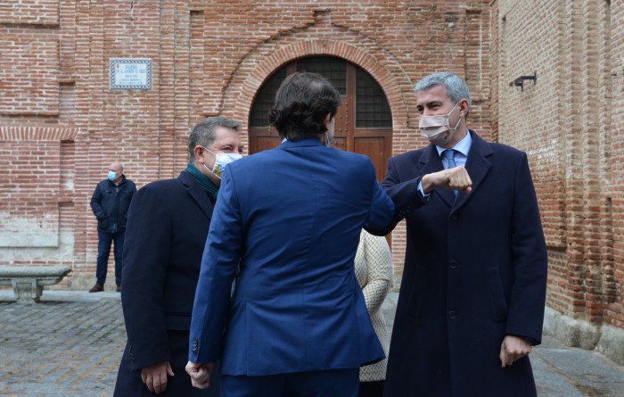 Álvaro Gutiérrez saludando al presidente de Castilla y León