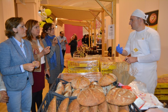 Imagen de María Ángeles García recorre los stands con Rosa Ana Rodríguez y Ana Gómez