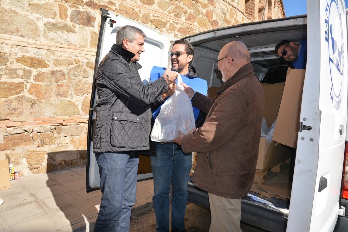 Imagen de Gutiérrez haciendo entrega de la colaboración al Banco de Alimentos de Toledo