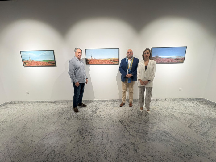 Tomás Arribas visitando la exposición