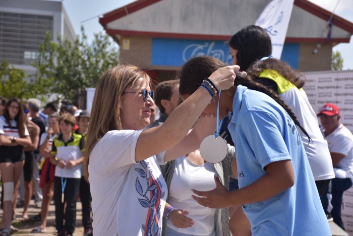 Imagen de María Jesús Pérez entregando una de las medallas