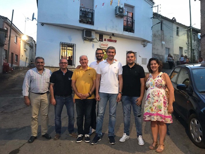 Álvaro Gutiérrez junto al alcalde de Aldea en Cabo en las fiestas patronales