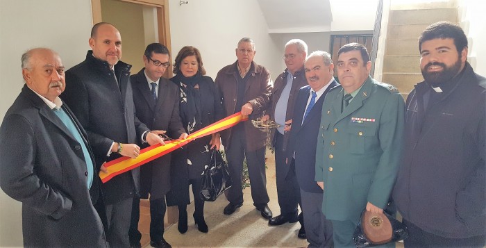 Imagen de Fernando Muñoz, con la alcaldesa de El Puerto de San Vicente, inaugurando el alojamiento rural