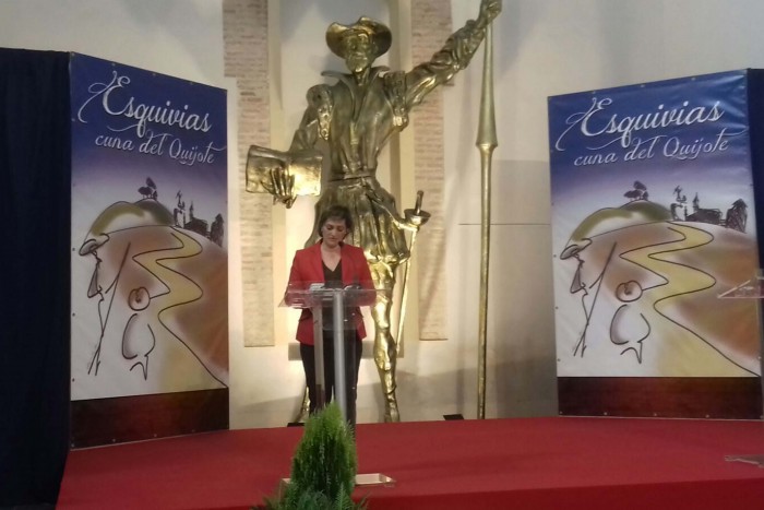 Imagen de María Ángeles García iniciando la lectura del Quijote en Esquivias