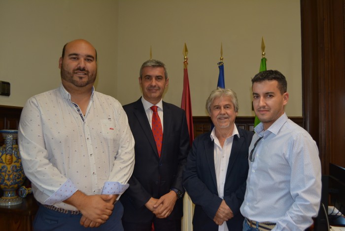 Imagen de Un momento de la reunión con el alcalde de La Puebla de Montalbán