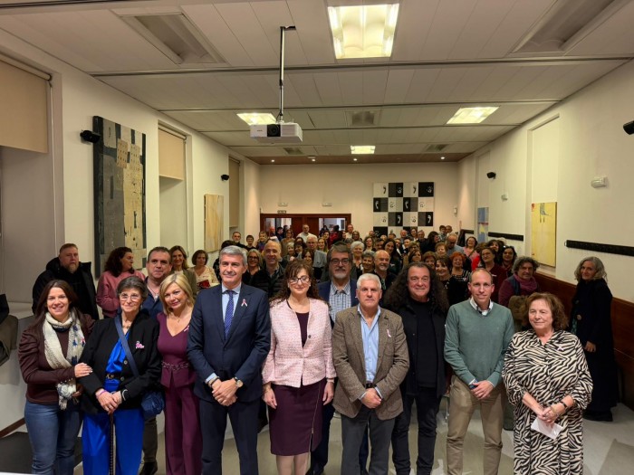 Imagen de 28112025 Inaugurada en San Clemente la exposición solidaria Corazones con alma 6