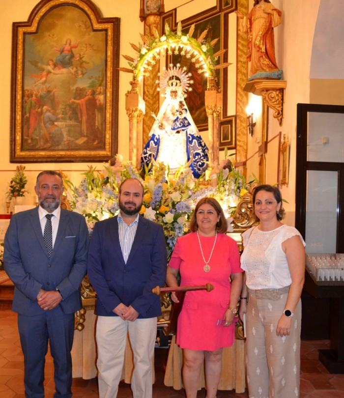 Imagen de Rafael Martín delante de la Virgen de la Salud