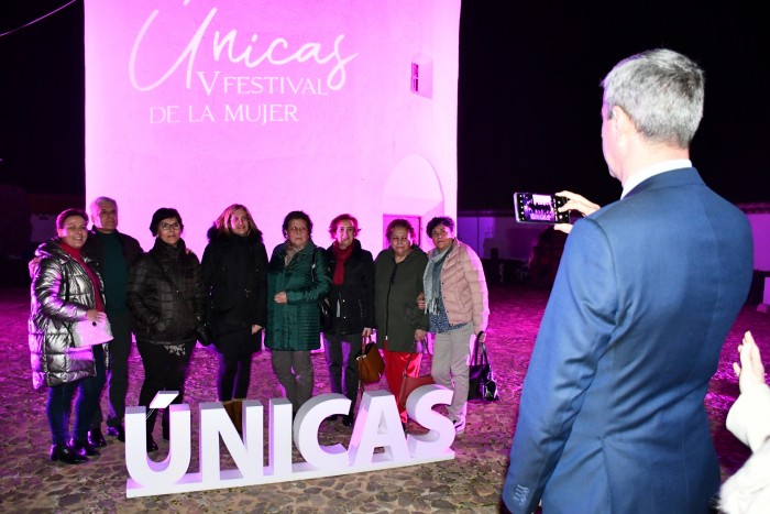 Imagen de Álvaro Gutiérrez hace una foto a mujeres asistentes a la Gala