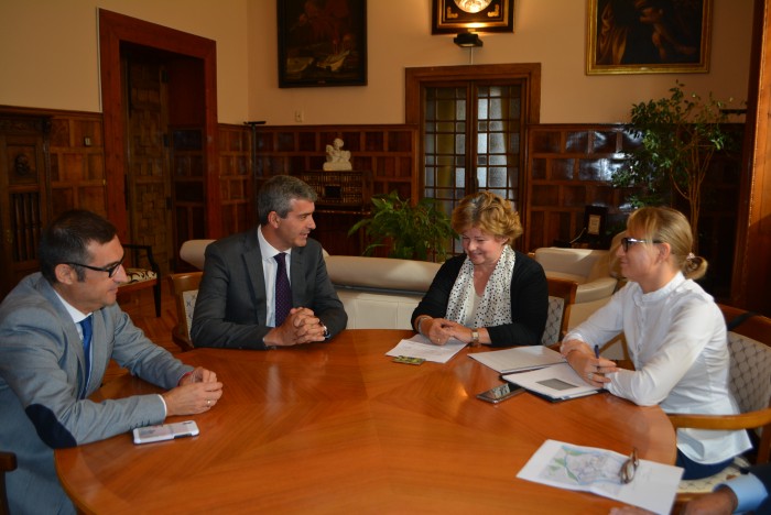 Álvaro Gutiérrez y Fernando Muñoz en un momento del encuentro con Argita Daudze