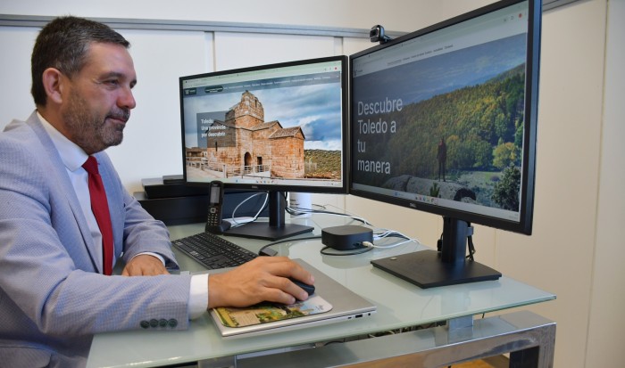 Joaquín Romera consultando la nueva web