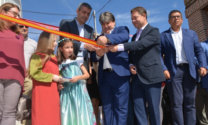 Imagen de Álvaro Gutiérrez, Teodoro Jiménez y Emiliano García-Page inaugurando la feria