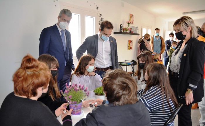 Álvaro Gutiérrez y Félix Gallego en el nuevo espacio joven de Ugena