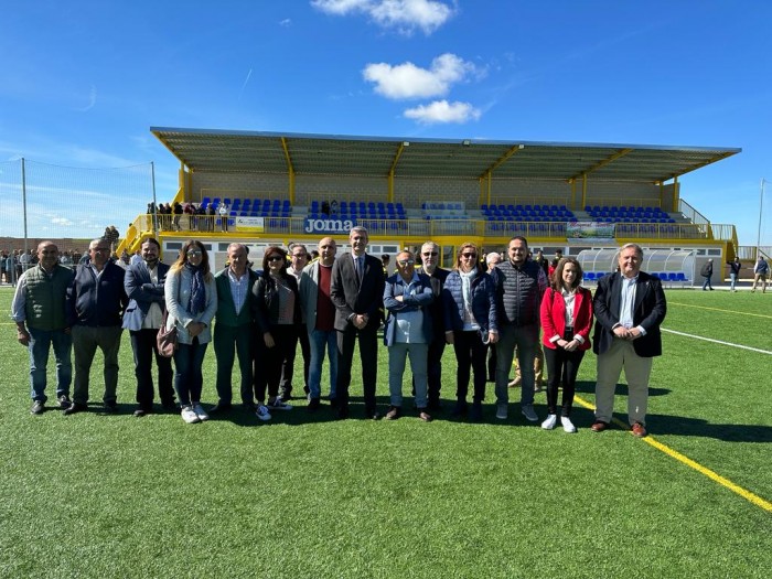 Álvaro Gutiérrez con los representantes municipales asistentes