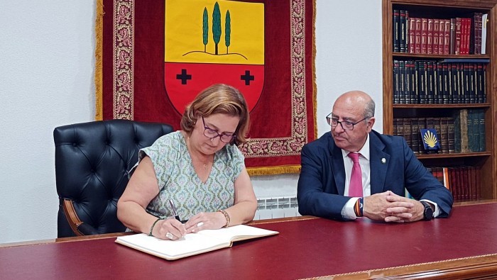 Cedillo firmó en el libro de honor del Ayuntamiento de Quismondo tras participar en el pregón