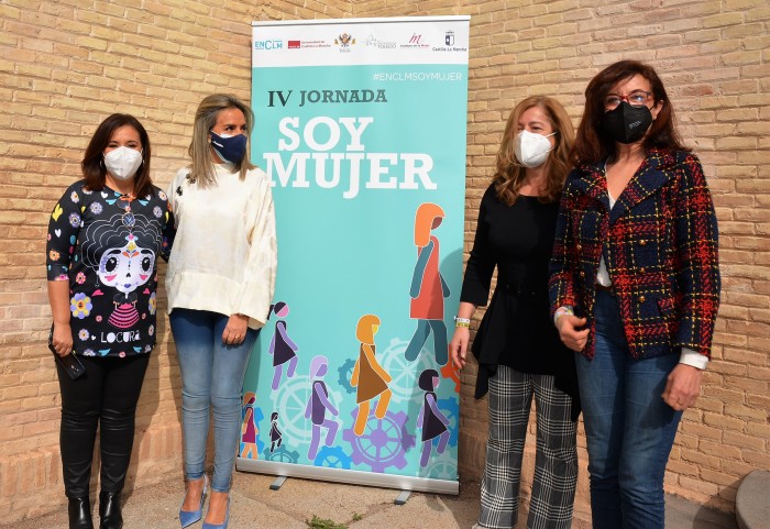 Ana Gómez, Milagros Tolón, Mar G. Illán y Leonor Gallardo antes de participar en la Jornada