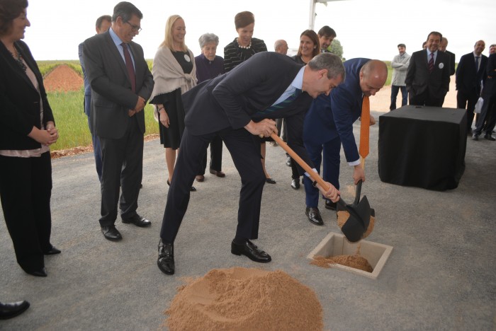 Imagen de Álvaro Gutiérrez en el momento de la colocación de la primera piedra