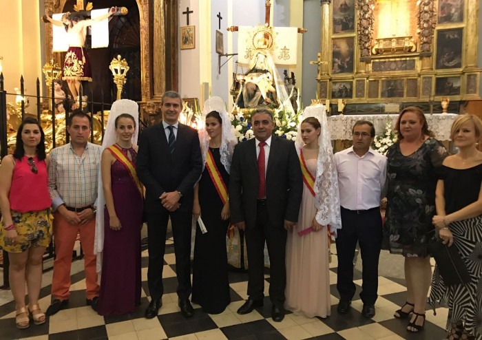 Imagen de Álvaro Gutiérrez junto al alcalde de Almorox, la reina y damas de honor, concejales y concejalas