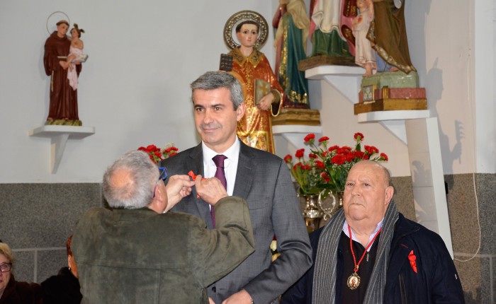 Imagen de Momento en el que nombran hermano a Álvaro Gutiérrez de la Hermandad de San Vicente