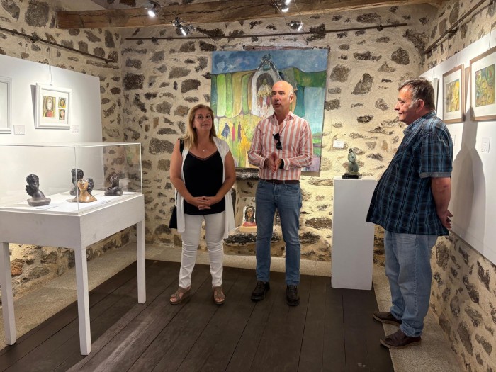 Imagen de El artista, a la derecha, durante la inauguración
