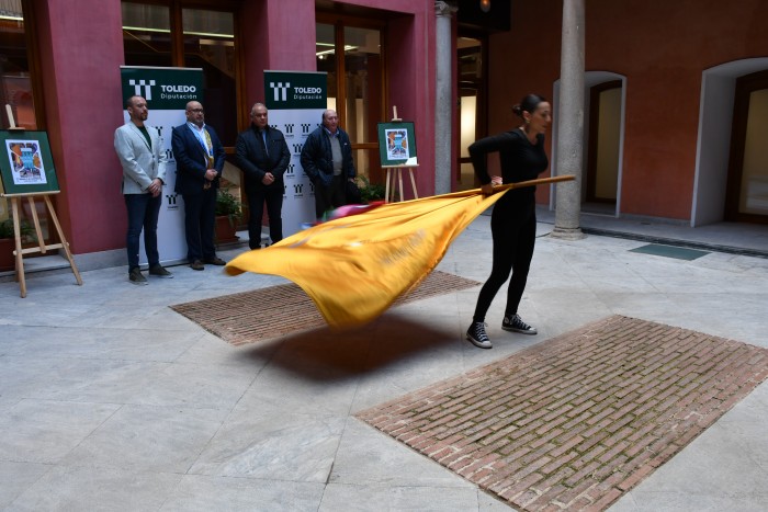 Carla Asperilla baila la bandera