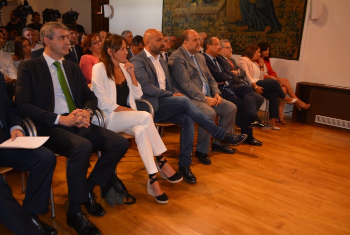 Imagen de Álvaro Gutiérrez con los nuevos vicepresidentes y consejera