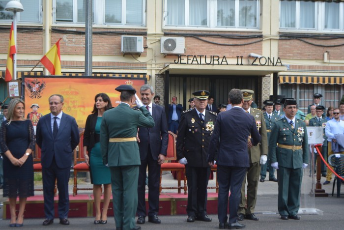 Álvaro Gutiérrez en un momento del acto institucional saludando al coronel de la Guardia Civil