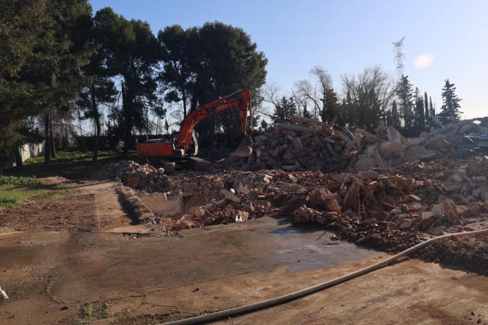  Cedillo supervisando las obras de demolición
