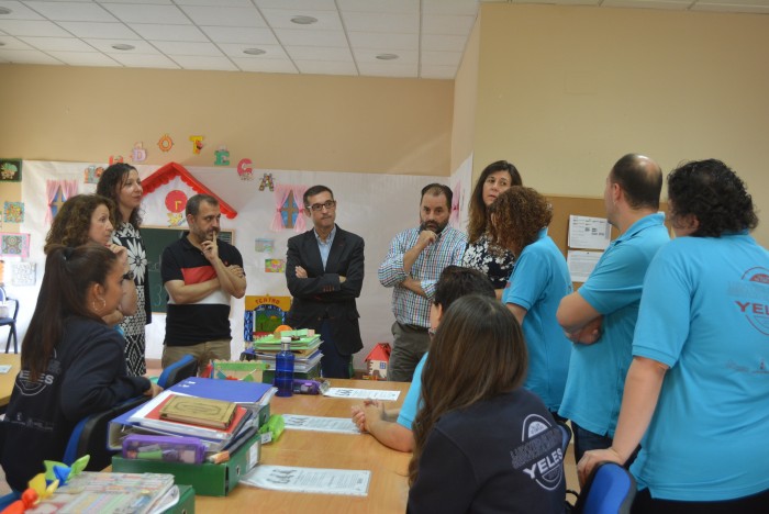 Fernando Muñoz charlando con alumnado y equipo del taller de empleo de Yeles