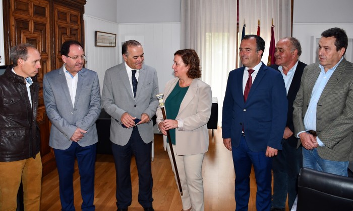 Imagen de  La presidenta recibió un bastón en recuerdo a su visita