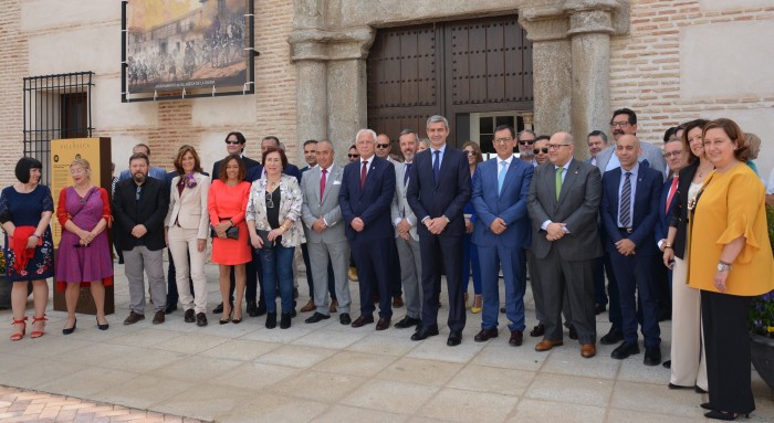 Imagen de Álvaro Gutiérrez con los asistentes al acto del 50 Aniversario de la Mancomunidad Sagra Baja