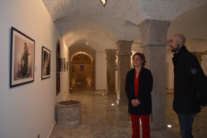 Imagen de María Ángeles García atiende explicaciones de Luiso García sobre su obra expuesta en San Clemente