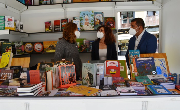 Imagen de Ana Gómez y José carlos Sánchez en la fería del Libro de Toledo