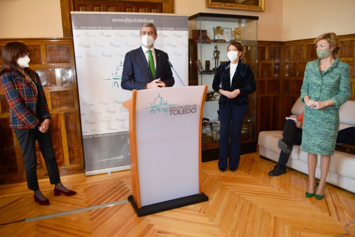 Imagen de Álvaro Gutiérrez en la atención a los medios de comunicación