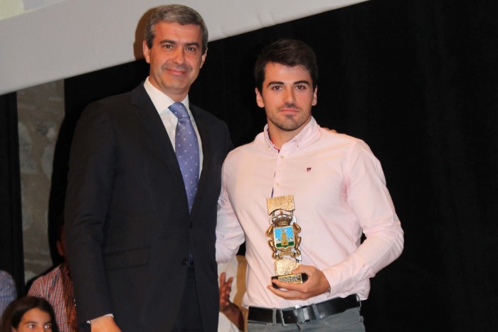 Imagen de Álvaro Gutiérrez entregando a Francisco Cubelos el premio al 