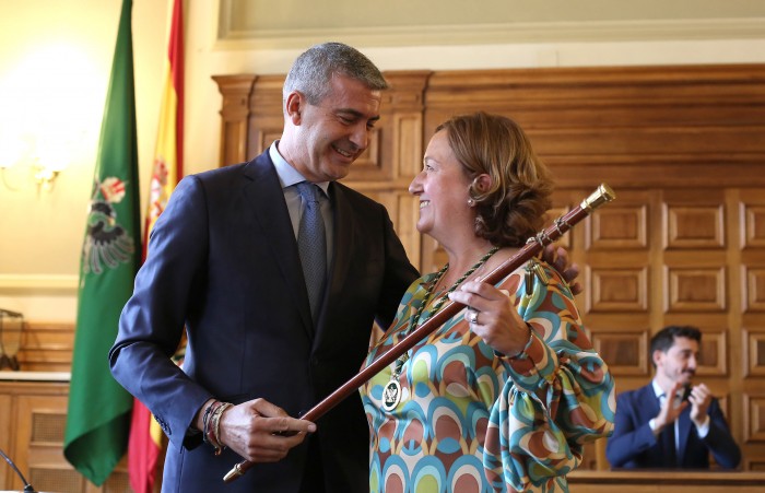 Imagen de Álvaro Gutiérrez hace entrega del bastón de mando