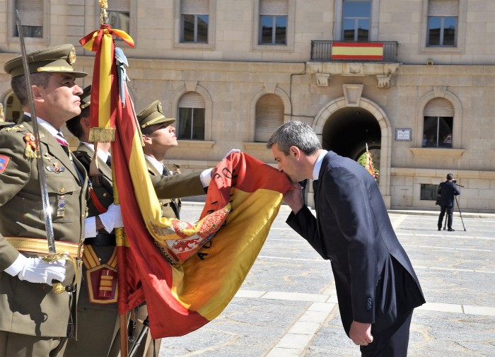 Imagen de Álvaro Gutiérrez en el acto de jura de bandera civil celebrado hoy en Toledo