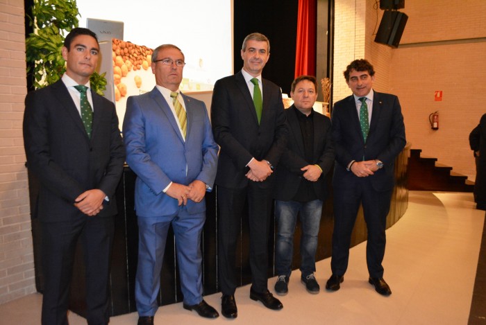 Imagen de Álvaro Gutiérrez con representantes de entidades e instituciones