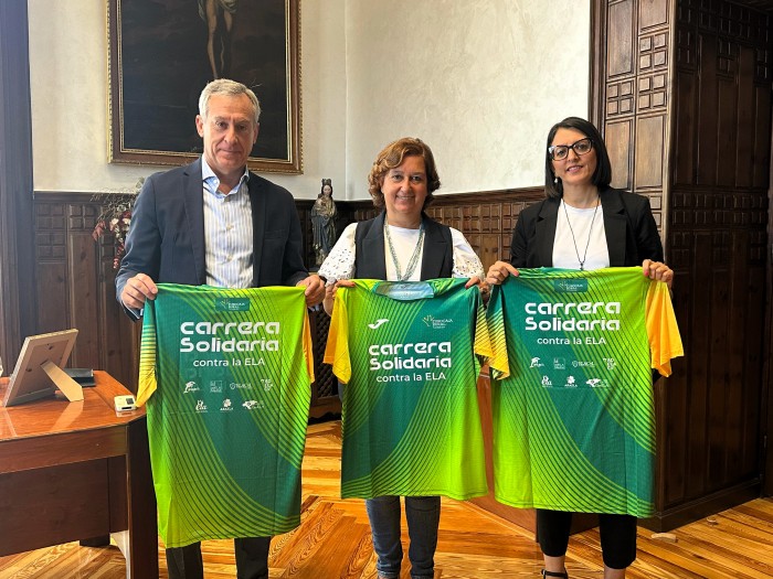 Imagen de Cedillo y Martín reciben camiseta carrera ELA