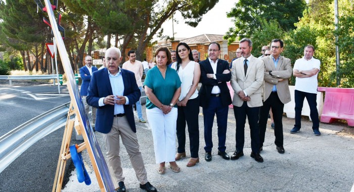 Imagen de Los diputados provinciales atienden las explicaciones de la obra