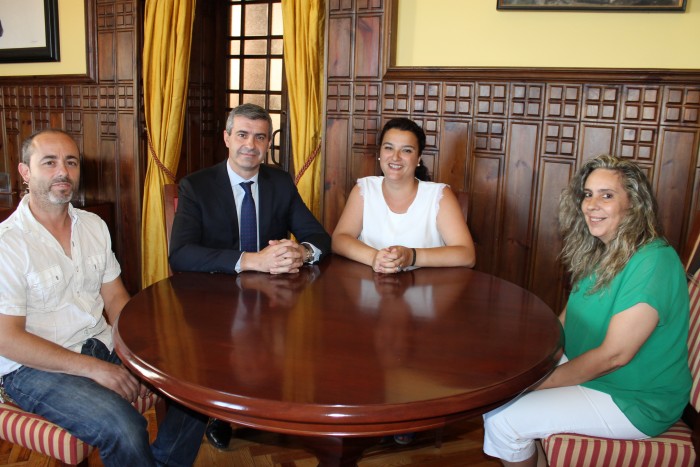 Álvaro Gutiérrez junto a la alcaldesa de Santo Domingo-Caudilla, Silvia del Olmo, y su equipo