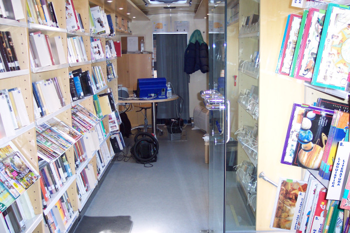Interior de uno de los bibliobuses