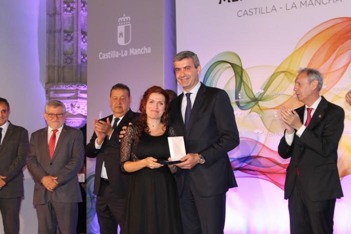 Imagen de Álvaro Gutiérrez entregando la medalla a Ana Alcaide