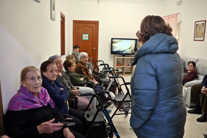08012026 Cedillo visita la residencia de El Carpio de Tajo 2