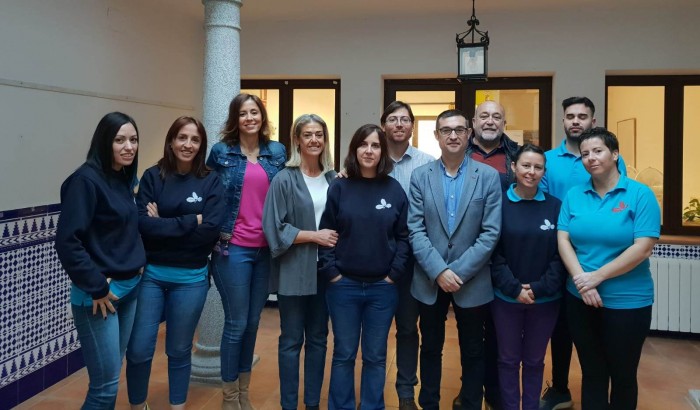 Imagen de Fernando Muñoz y Victor Botica con los alumnos y alumnas del taller