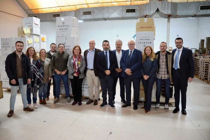 Imagen de Cedillo visita fábrica calzado en Fuensalida
