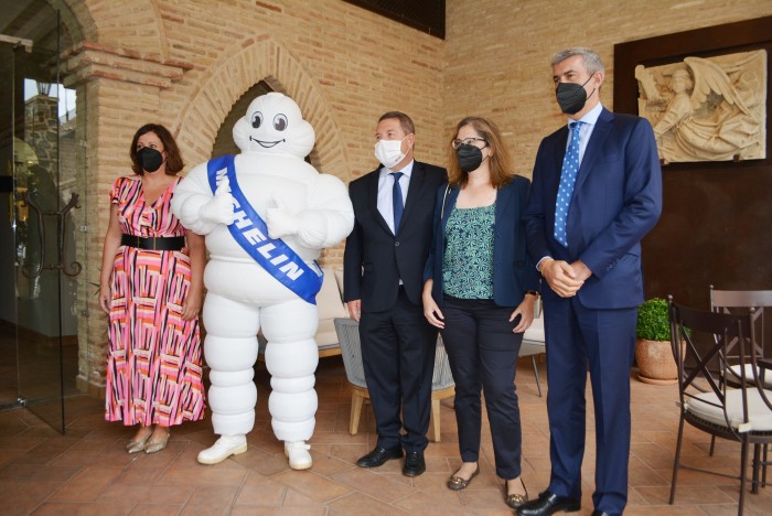 Imagen de Álvaro Gutiérrez en acto enrrega chaquetillas Michelín