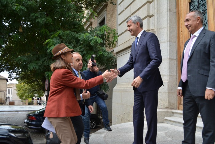 Álvaro Gutiérrez saluda a SAR La Infanta Elena