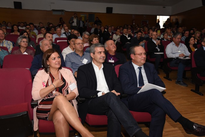 Imagen de Álvaro Gutiérrez con Mayte Fernández, anterior presidenta de la FEMP, y Juan Alfonso Ruiz Molina