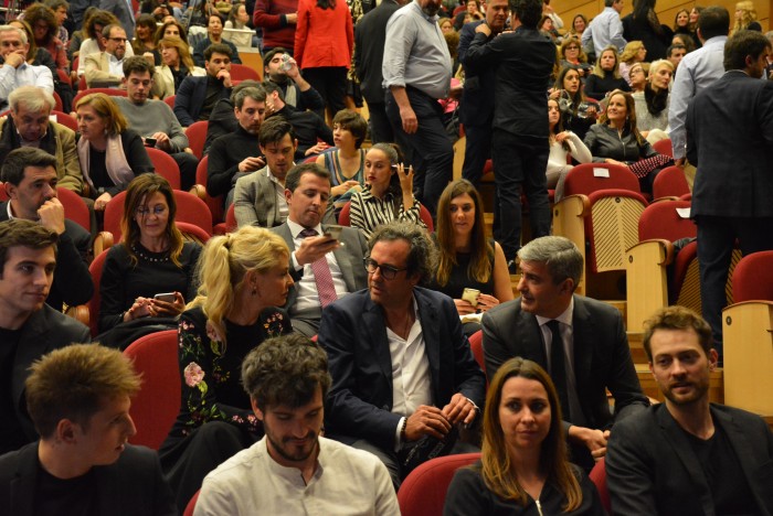 Imagen de Álvaro Gutiérrez charlando con Belén Rueda antes de comenzar la gala final